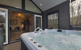 P57 - Riverside Family Pod With Hot Tub